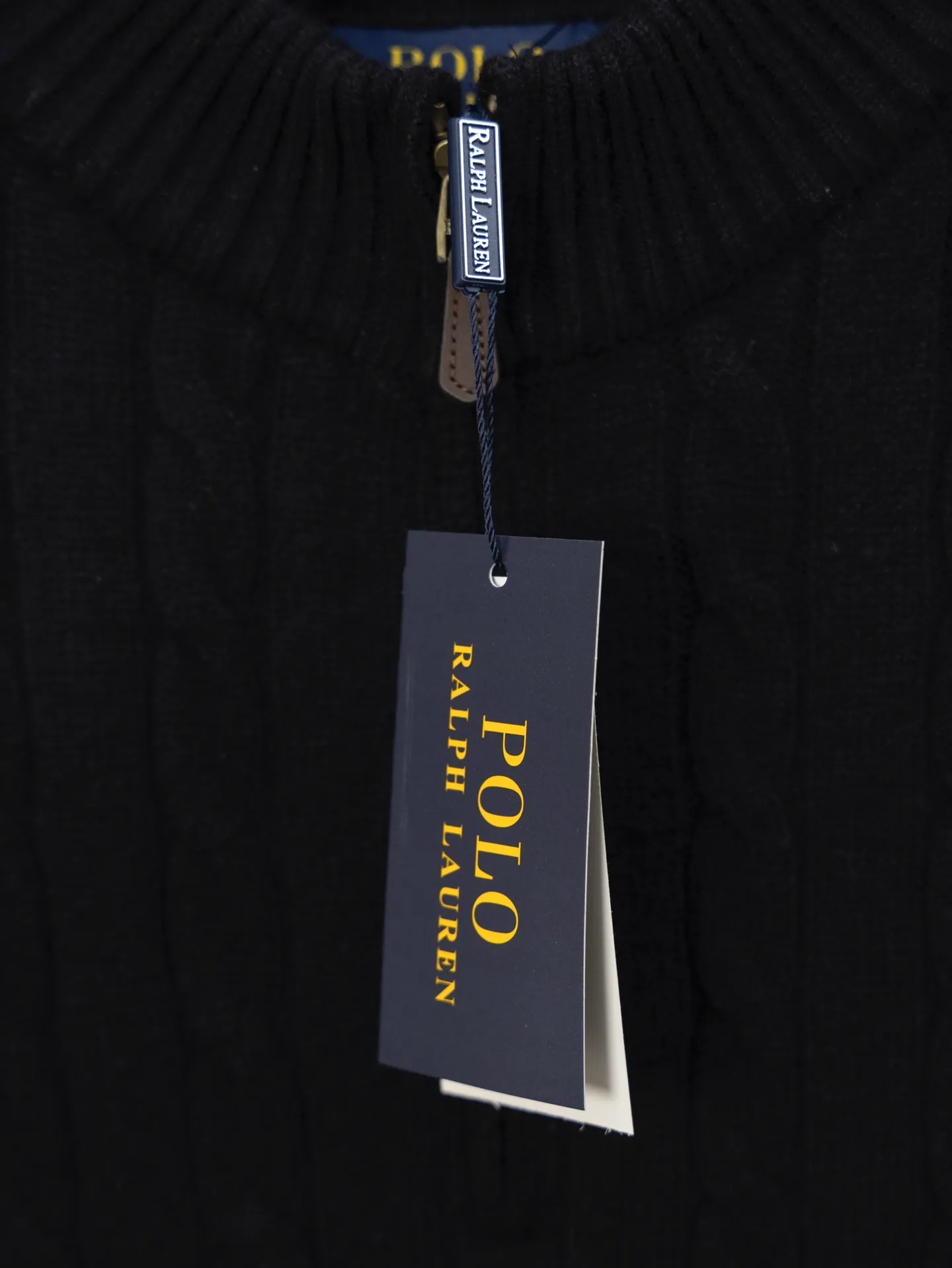 P230 Model No. J0132 Ralph Lauren classic pony embroidered stand-collar knitted sweater. Made of 400 cotton gauze fabric with clear lines. Original order customization 1:1 smooth and delicate lines. Better hand feel. Not easy to deform, not easy to shrink, not easy to fade. Maintains long-lasting beauty. Color Gray Black Size S-XL
